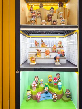 Kuala Lumpur, Malezya - 4 Temmuz 2025: Bir alışveriş merkezinde faaliyet gösteren POP MART robo mağaza makinesinin yakın görüntüsü. POP MART, oyuncak pazarında bir lider..