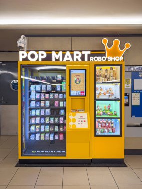 Kuala Lumpur, Malezya - 4 Temmuz 2025: Bir alışveriş merkezinde faaliyet gösteren POP MART robo dükkanı. POP MART, oyuncak pazarında bir lider..