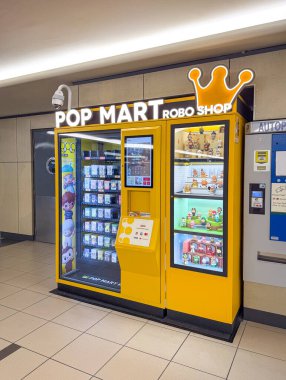 Kuala Lumpur, Malezya - 4 Temmuz 2025: Bir alışveriş merkezinde faaliyet gösteren POP MART robo dükkanı. POP MART, oyuncak pazarında bir lider..
