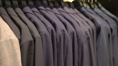 Moda mağazasında askıda asılı ceketler ya da ceketler. Giysi konsepti alışverişi.