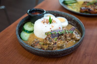 Haşlanmış hindistan cevizi pilavı ve ağır ateşte pişmiş biftek..