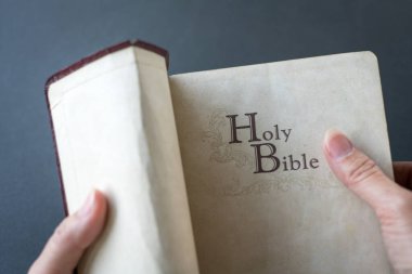 Eski bir İncil 'i açıyorum. Kapalı görünüm.