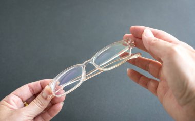 Gözlüklü kadın. Görüntüyü kapat.