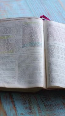 John 'un kitabının 3. bölümünün 16. ayetine yakından bakın. Yeni ahitin vurgulanmış hali, Kutsal İncil. Yazılı form. Yüksek açı, dikey video