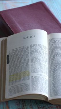 Eski Ahit 'teki Joshua' nın kitabı, Kutsal İncil. Yazılı form. Yüksek açı, dikey video.