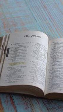 Eski Ahit 'in Atasözleri Kitabı, Kutsal İncil. Yazılı form. Yüksek açı, dikey video.