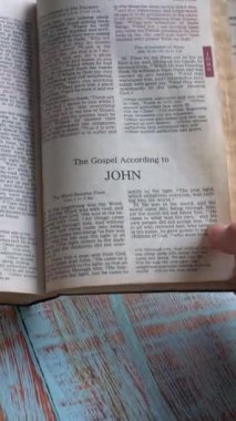 Yeni Ahit 'teki John' un kitabı, Kutsal İncil. Yazılı form. Yüksek açı, dikey video.