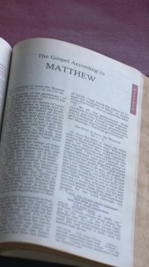 Yeni Ahit 'in Matthew' un kitabı, Kutsal İncil. Yazılı form. Yüksek açı, dikey video.