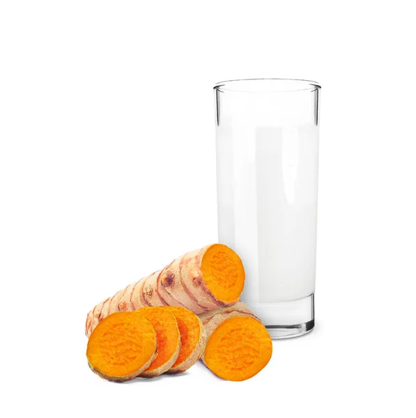 Melk Met Kurkuma Geïsoleerd Witte Achtergrond — Stockfoto