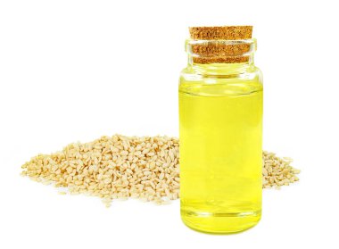 Beyaz arka planda izole edilmiş beyaz susam yağı.