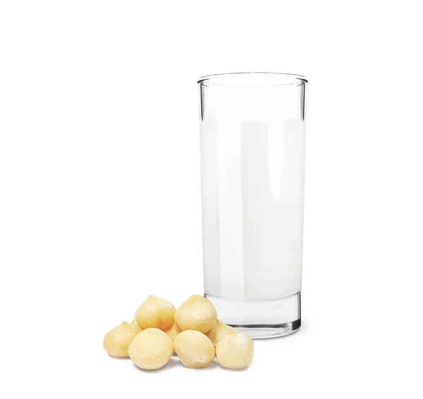白い背景に隔離されたガラスでマカダミアナッツミルク飲料 — ストック写真
