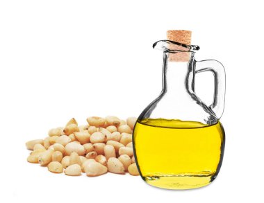 Beyaz arka planda izole edilmiş şişedeki çam fıstığı yağı