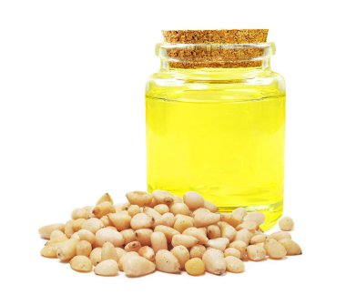 Beyaz arka planda izole edilmiş şişedeki çam fıstığı yağı