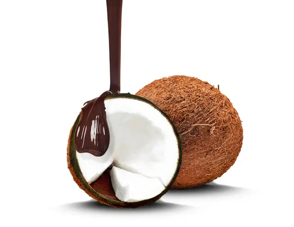 Chocolat Dégoulinant Sur Des Noix Coco Isolées Sur Fond Blanc — Photo
