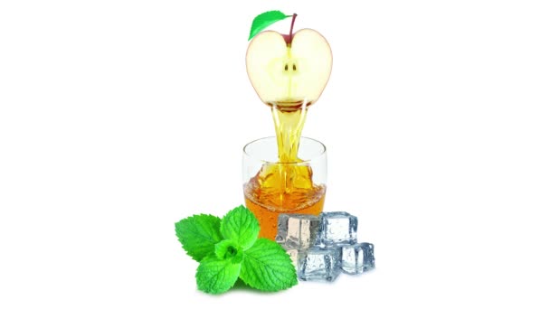 苹果汁滴在玻璃杯中 冰块和薄荷与白色隔离 — 图库视频影像