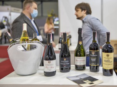 Kyiv, Ukrayna - 02 Kasım 2021: İnsanlar Doğu Avrupa 'da şarap ve ruhlar pazarı için ana etkinlik olan Şarap ve Ruhlar Sergisi' nde Prens Trubetskoi Ukrayna şarap standını ziyaret edip şarap tattılar.