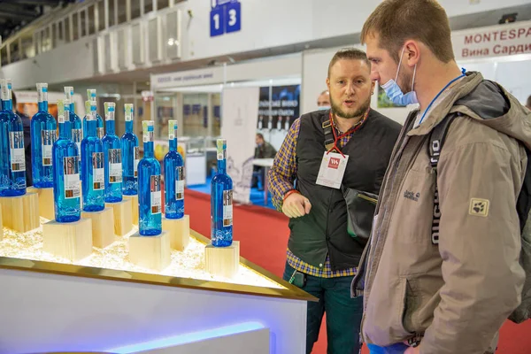 Kiev Ucrania Noviembre 2021 Gente Visita Stand Vodka Artesanal Sho —  Fotos de Stock