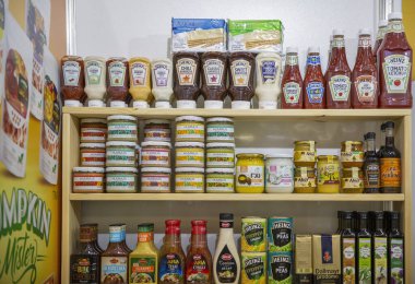 Kyiv, Ukrayna - Kasım 04, 2021: Doğu Avrupa 'da şarap ve alkol pazarının ana etkinliği olan Şarap ve Ruhlar Sergisi' nin raflarında çeşitli gıda ürünleri.