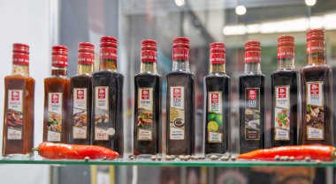 Kyiv, Ukrayna - Kasım 04, 2021: Doğu Avrupa 'daki şarap ve alkol pazarının ana etkinliği olan Şarap ve Ruhlar Sergisi' nde Hokkaido Kulübü sosları.