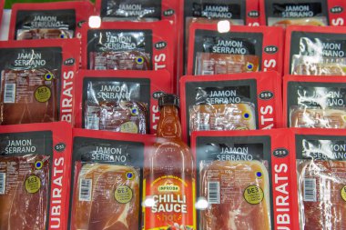 Kyiv, Ukrayna - Kasım 04, 2021: Subirats Jamon Serrano Doğu Avrupa 'da şarap ve alkol pazarının ana etkinliği olan Şarap ve Ruhlar Sergisi' nde plastik paketleri vakumladı.