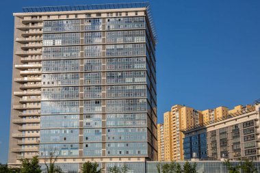 Şehir merkezinde güneşli bir günde genel modern ofis binası