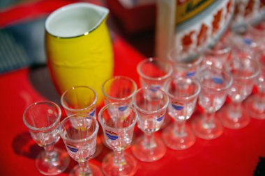 Kyiv, Ukrayna - Haziran 06, 2021: Yiyecek ve Şarap Festivali 'nde Maotai veya Moutai sert içecek standı. Bu bir Baijiu markası, Guizhou 'daki Maotai kasabasında üretilen damıtılmış bir Çin likörü..