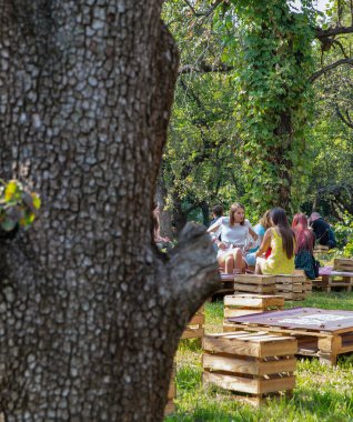 Kyiv, Ukrayna - 11 Eylül 2021: Halk Ulusal Sergi Merkezi 'ndeki Kartuli Festivali Gürcistan Şarap Partisi' ni ziyaret etti.