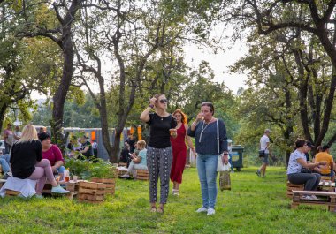 Kyiv, Ukrayna - 11 Eylül 2021: Halk Ulusal Sergi Merkezi 'ndeki Kartuli Festivali Gürcistan Şarap Partisi' ni ziyaret etti.