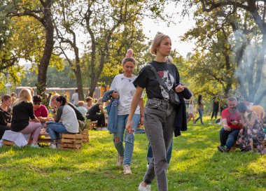 Kyiv, Ukrayna - 11 Eylül 2021: Halk Ulusal Sergi Merkezi 'ndeki Kartuli Festivali Gürcistan Şarap Partisi' ni ziyaret etti.