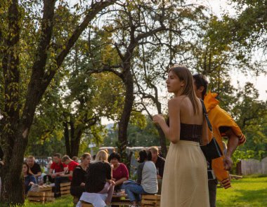 Kyiv, Ukrayna - 11 Eylül 2021: Halk Ulusal Sergi Merkezi 'ndeki Kartuli Festivali Gürcistan Şarap Partisi' ni ziyaret etti.