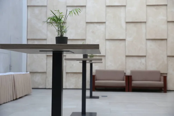 空荡荡的现代酒店欢迎大堂与高桌 沙发和室内植物 — 图库照片