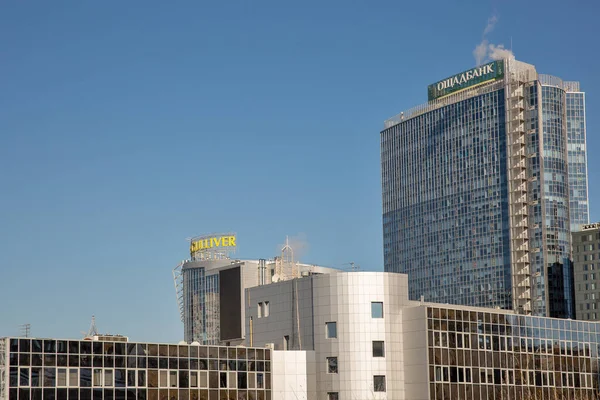 乌克兰基辅 2023年2月23日 格列佛商贸中心 Gulliver Trade Business Center 顶部的大板Oschadbank 该银行是乌克兰最大的金融机构之一 — 图库照片