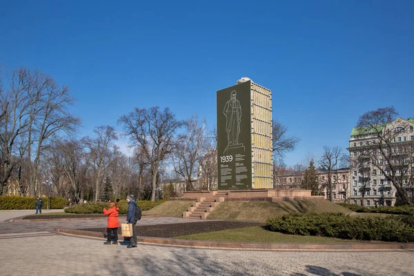 Kijów Ukraina Marca 2023 Ludzie Odwiedzają Pomnik Tarasa Szewczenki Zamknięty — Zdjęcie stockowe