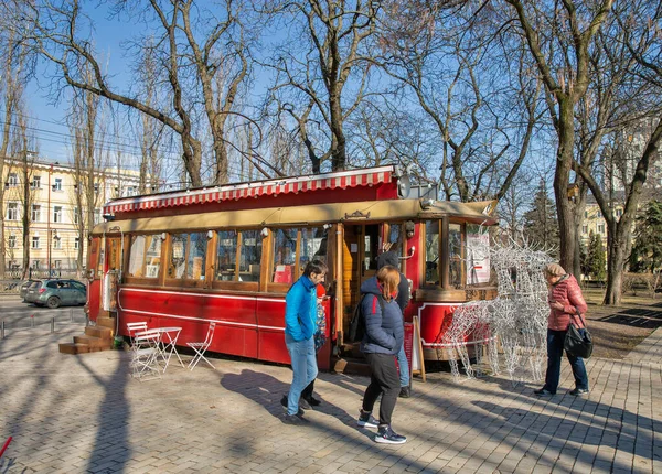 Kyiv Ukrayna Mart 2023 Nsanlar Şevçenko Parkındaki Tramvay Kafe Ziyaret — Stok fotoğraf