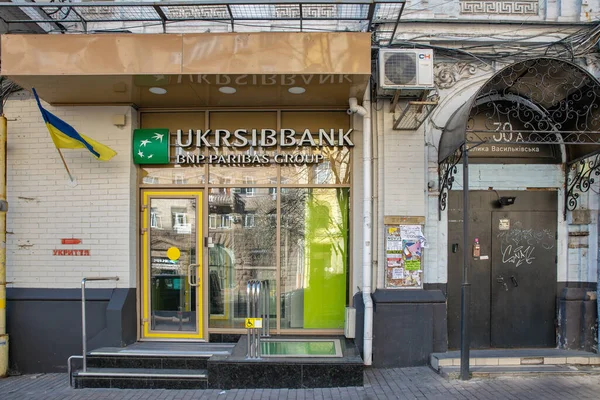 Kyiv ウクライナ 2023年3月18日 ウクライナ銀行ウクライナ銀行Bnpパルビアスグループのロゴが爆弾避難所の看板でダウンタウンにあり 銀行は2006年以来フランス国際銀行Bnpパリバの子会社となっています — ストック写真
