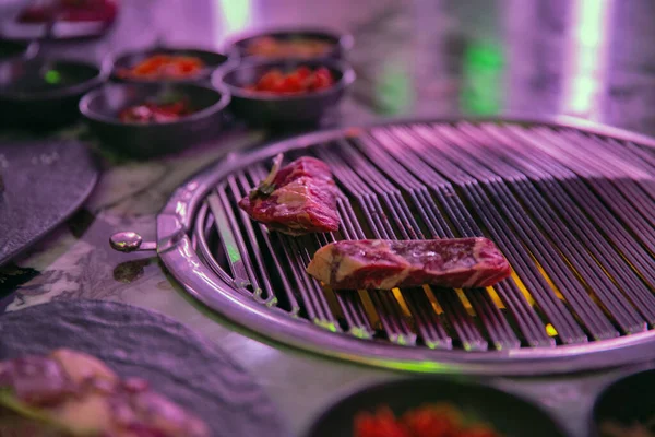 Cızırdayan Kore Barbeküsü Restoranda Yakın Plan — Stok fotoğraf