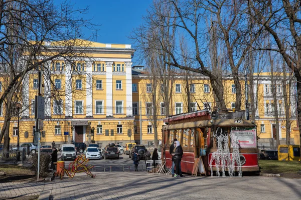 Κίεβο Ουκρανία Μαρτίου 2023 Άνθρωποι Επισκέπτονται Τραμ Καφενείο Στο Πάρκο — Φωτογραφία Αρχείου