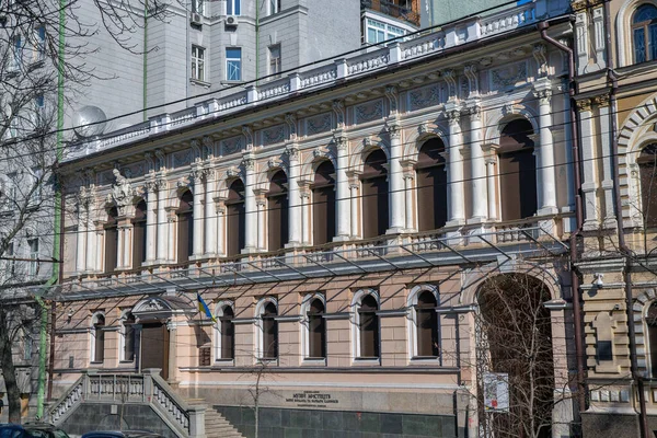 ウクライナのキエフ 2023年3月18日 カネンコ国立美術館の建物 2022年10月10日 キエフへのロシアのミサイル攻撃により建物が損傷した — ストック写真