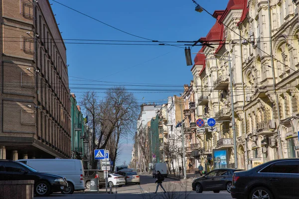Kiev Ucraina Marzo 2023 Gente Cammina Lungo Strada Pushkinska Nel — Foto Stock