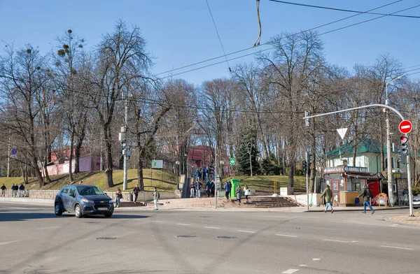 ウクライナのキエフ 2023年3月18日 人々はダウンタウンのタラス シェフチェンコ公園に歩く 2022年10月10日 キエフへのミサイル攻撃により公園は損傷を受けた — ストック写真