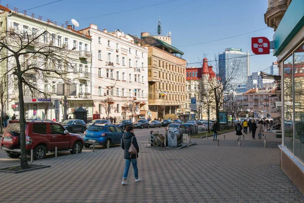 Киев Украина Марта 2023 Года Люди Ходят Улице Льва Толстого — стоковое фото