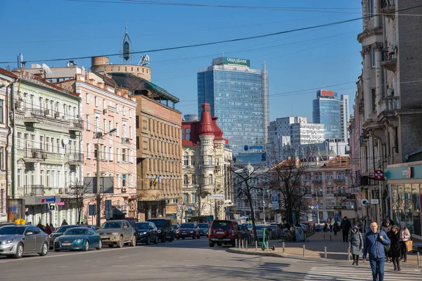 Kyiv Ukrayna Mart 2023 Nsanlar Lev Tolstoy Caddesi Meydanı Boyunca — Stok fotoğraf