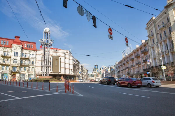 乌克兰基辅 2023年3月18日 人们沿着列夫 托尔斯泰广场步行 它是基辅市中心的一个三角交叉口 — 图库照片