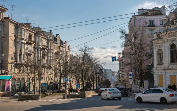 Kiev Ucrânia Março 2023 Pessoas Caminham Longo Rua Antonovycha Centro — Fotografia de Stock