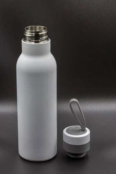 Weiße Edelstahlflasche Für Getränke Nahaufnahme Auf Schwarz — Stockfoto