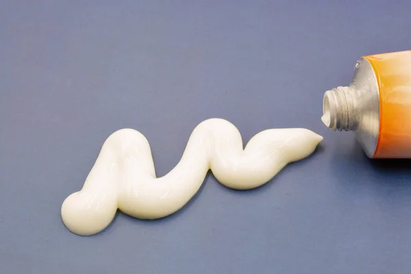 Krachtige Lijn Van Samengestelde Witte Crème Wordt Geperst Uit Een Stockfoto