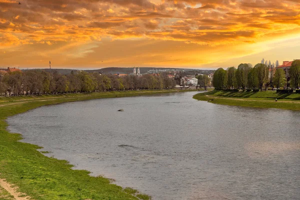 乌什霍罗德市乌什河上的戏剧性落日景观连接着老城和现代城镇 这个城市的名字来自乌什河 — 图库照片