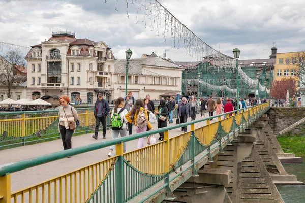 Ужгород Украина Апреля 2023 Года Люди Ходят Пешеходному Мосту Через — стоковое фото