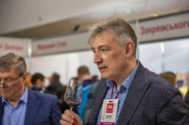 Kyiv, Ukrayna - 29 Mart 2023: İnsanlar MVC 'deki Uluslararası Şarap ve Ruhlar Sergisi sırasında şarap tadıyorlar.