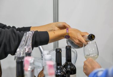 Kyiv, Ukrayna - 29 Mart 2023: MVC 'deki Uluslararası Şarap ve Ruhlar Sergisi' nde tatmak için Eduard Gorodetsky 'nin köpüklü şarabını doldurmak.